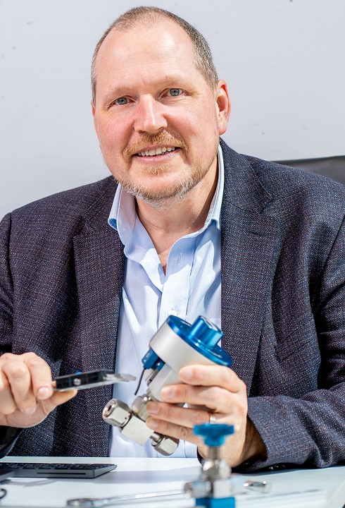 Daniel Jakob, CEO of smolsys ltd.