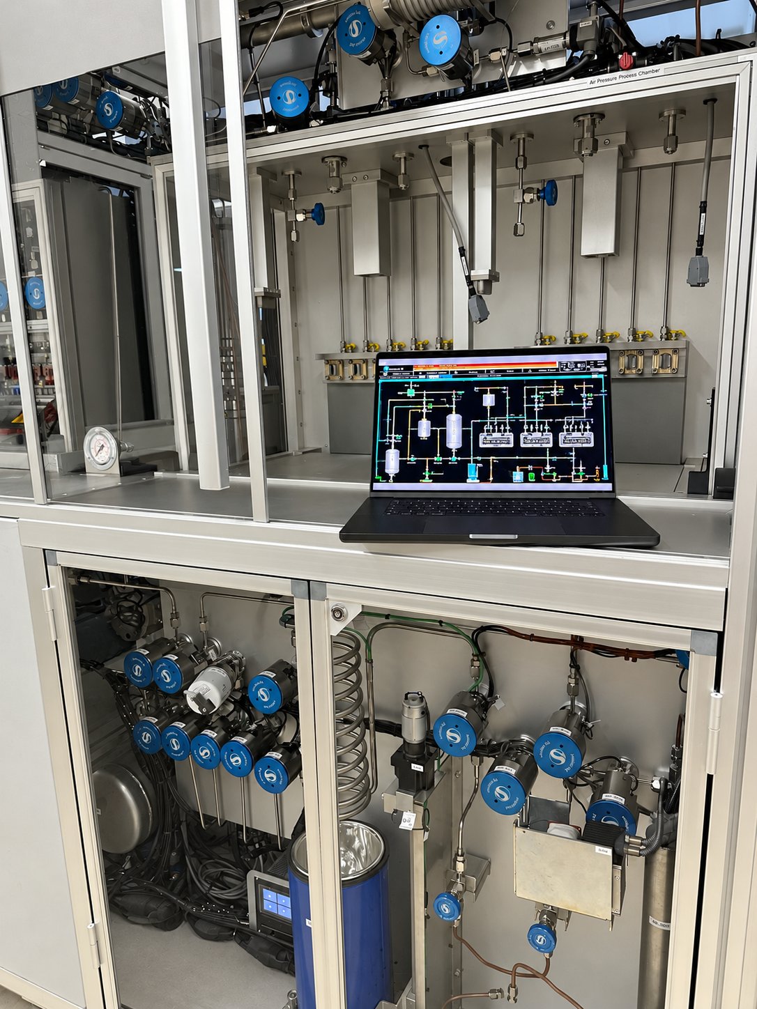 Gas handling machine with its operator interface on a laptop